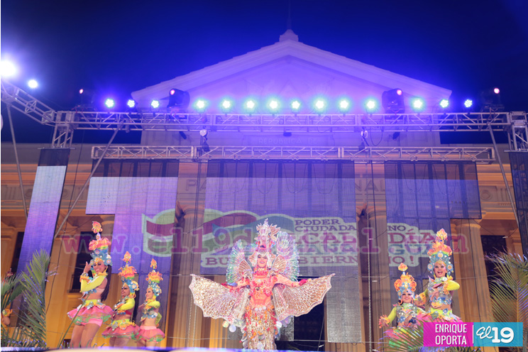 Candidatas a Reina del Carnaval desfilan en traje de fantas&iacute;a